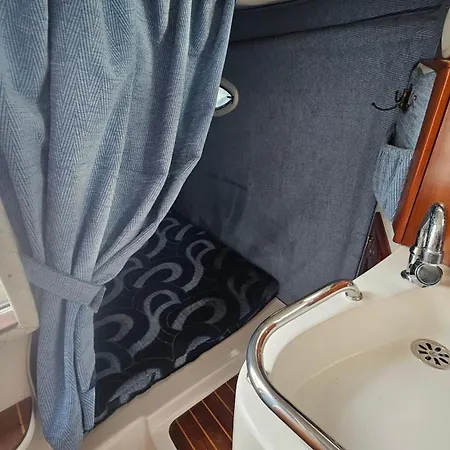 Bateau-hôtel Expo Barco Lancha H33 *