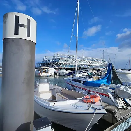 Ботель Expo Barco Lancha H33 *