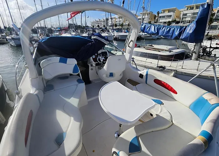 Ботель Expo Barco Lancha H33 *