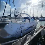 Ботель Expo Barco Lancha H33 *