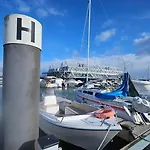 Ботель Expo Barco Lancha H33 *